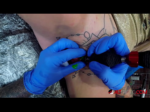 ❤️ E dashura jashtëzakonisht e bërë me tatuazhe, Sully Savage, bëri një tatuazh në klitorisin e saj ❌ Porno shtëpie tek ne