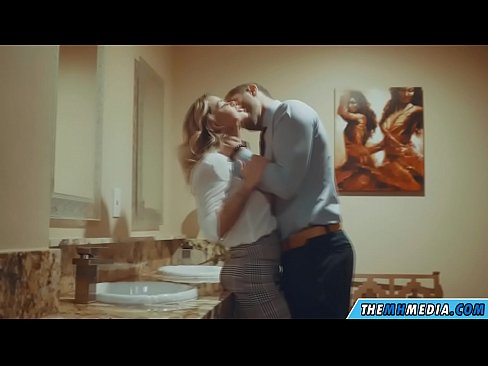 ❤️ Kur një bjonde me bukë ju josh në një banjë publike ❌ Porno shtëpie tek ne